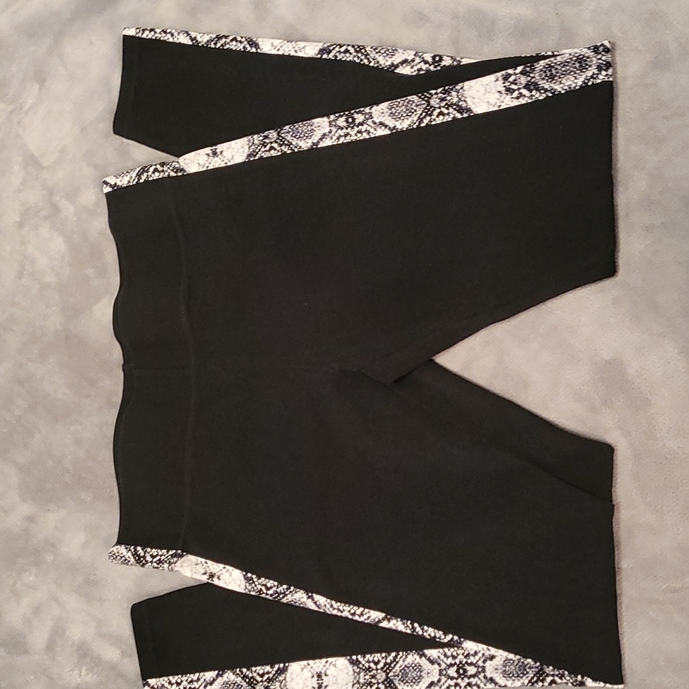 Mixit capri leggings Small Black and Snakeskin pattern Excellent conditi…